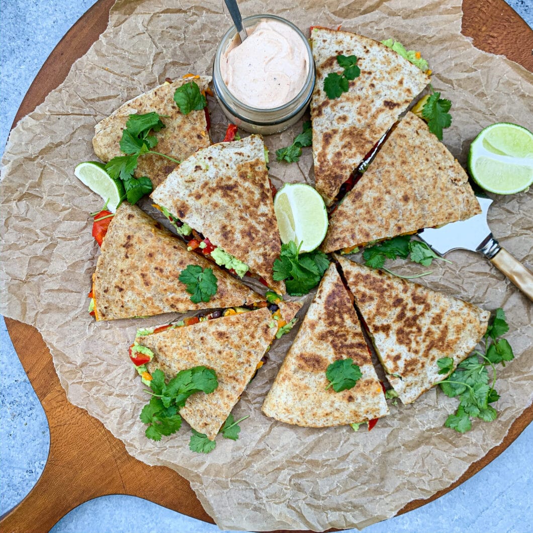 quesadillas-med-cheddarost-sorte-boenner-og-avocado