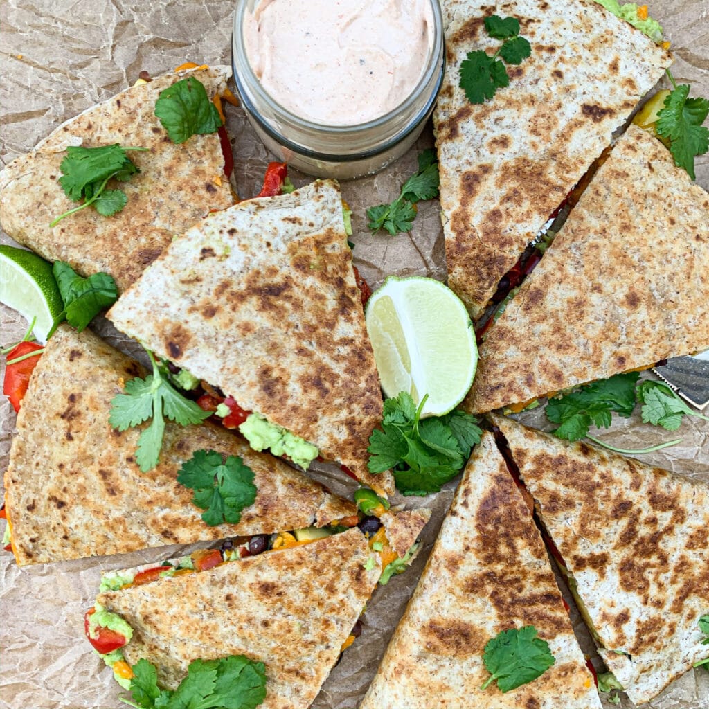 quesadillas-med-cheddarost-sorte-boenner-og-avocado