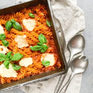 bagt pasta med tomatsauce og mascarpone