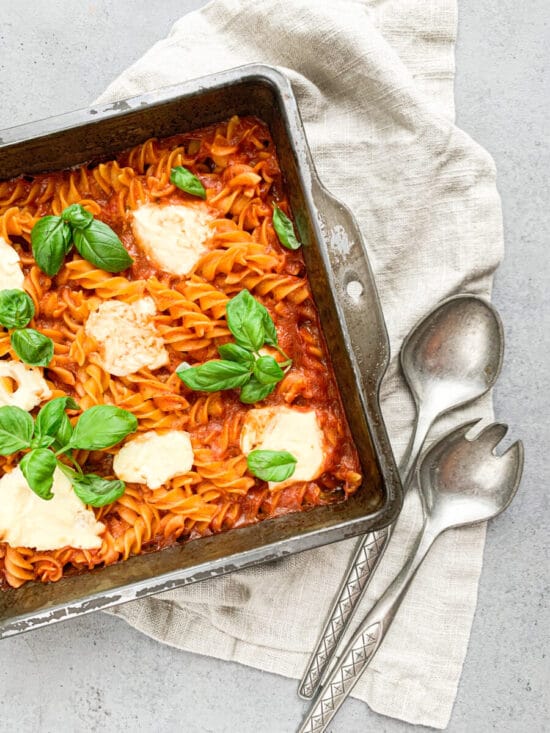 bagt pasta med tomatsauce og mascarpone