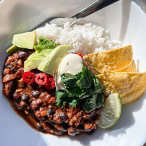 chili sin carne med ris, tortillachips, avocado og creme fraiche