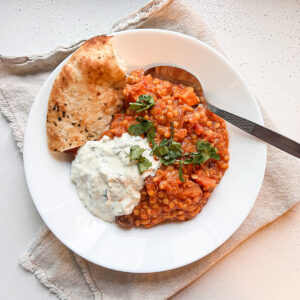 indisk dahl med søde kartofler og kokosmælk